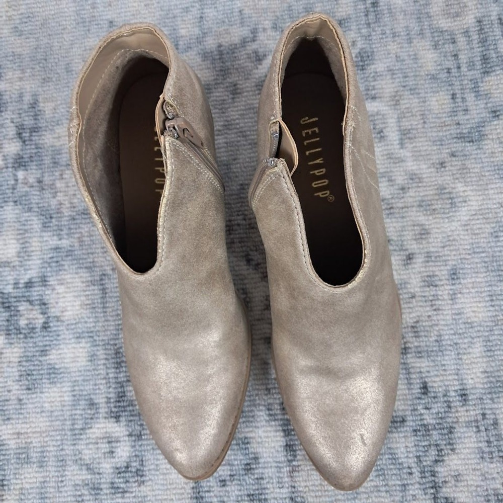 NWOT JELLYPOP 6.5 Kelly Beige Gold Glitter Ankle‎ Booties Faux Suede Wooden Heel - Picture 8 of 8